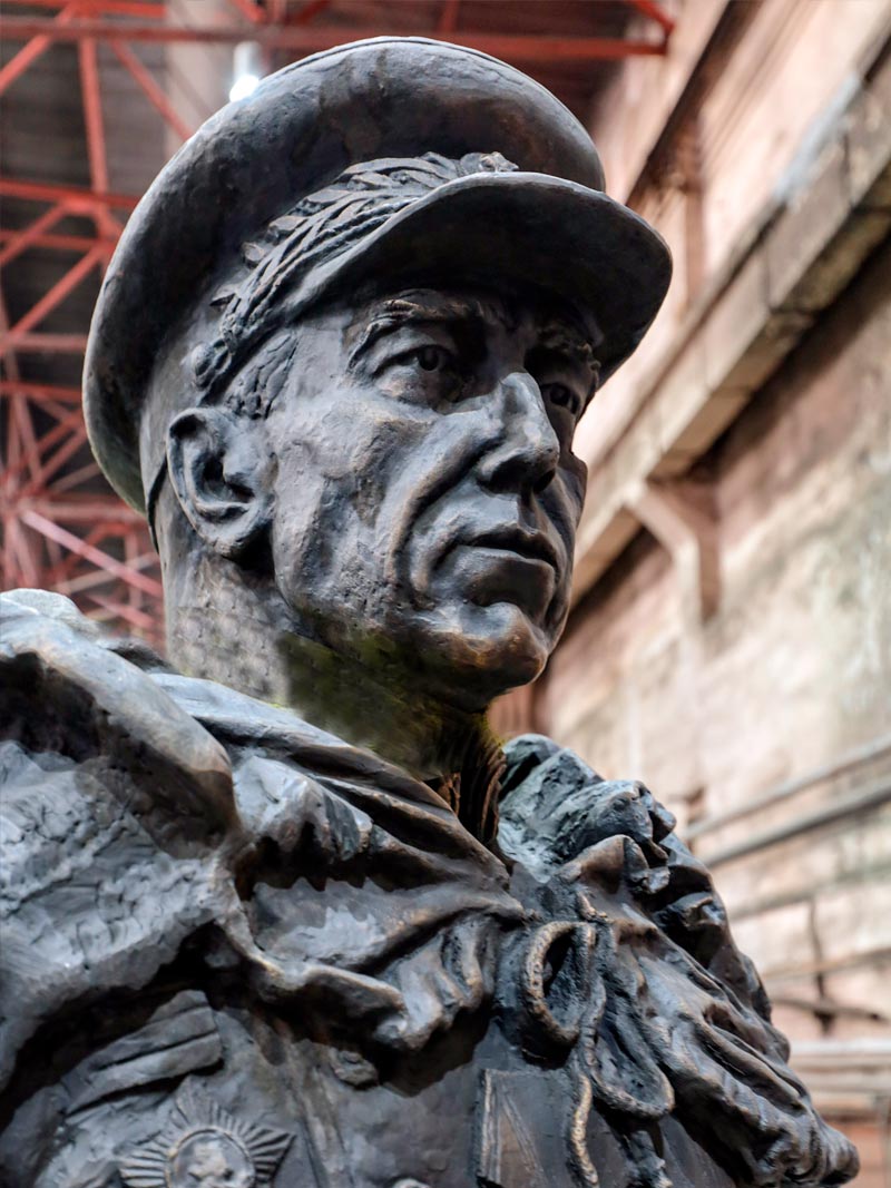 Владимир Суровцев. Памятник маршалу Бирюзову