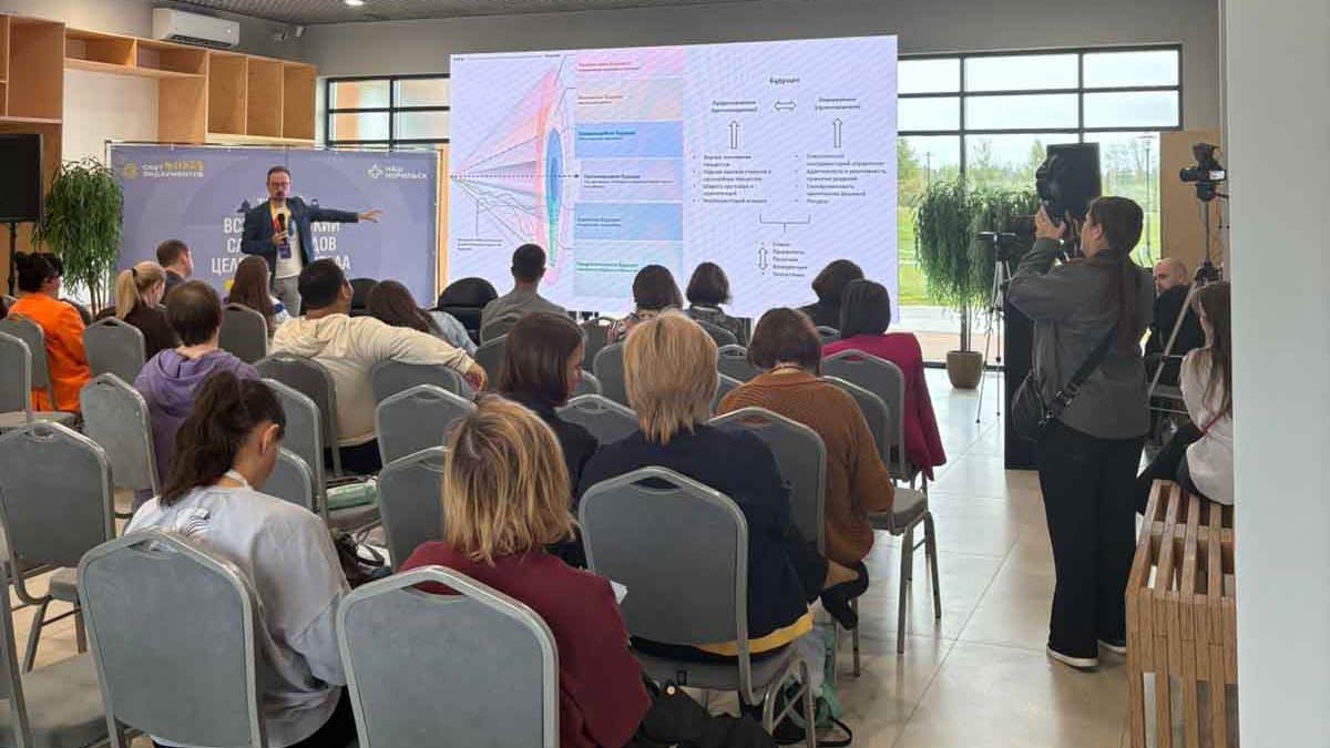 Люди смотрят на диаграмму